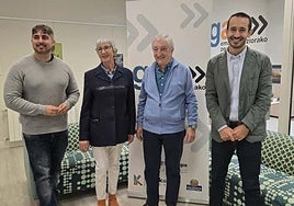 El concejal, Jonathan Martín, junto a dos miembros de Secot y el director de Juventud y Emancipación del Gobierno vasco, Adrián López Sarachaga.