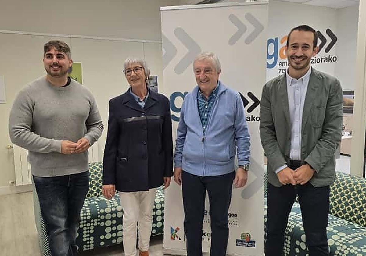 El concejal, Jonathan Martín, junto a dos miembros de Secot y el director de Juventud y Emancipación del Gobierno vasco, Adrián López Sarachaga.