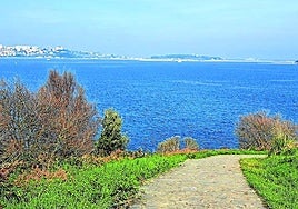 El recorrido junto al mar depara bellas estampas.