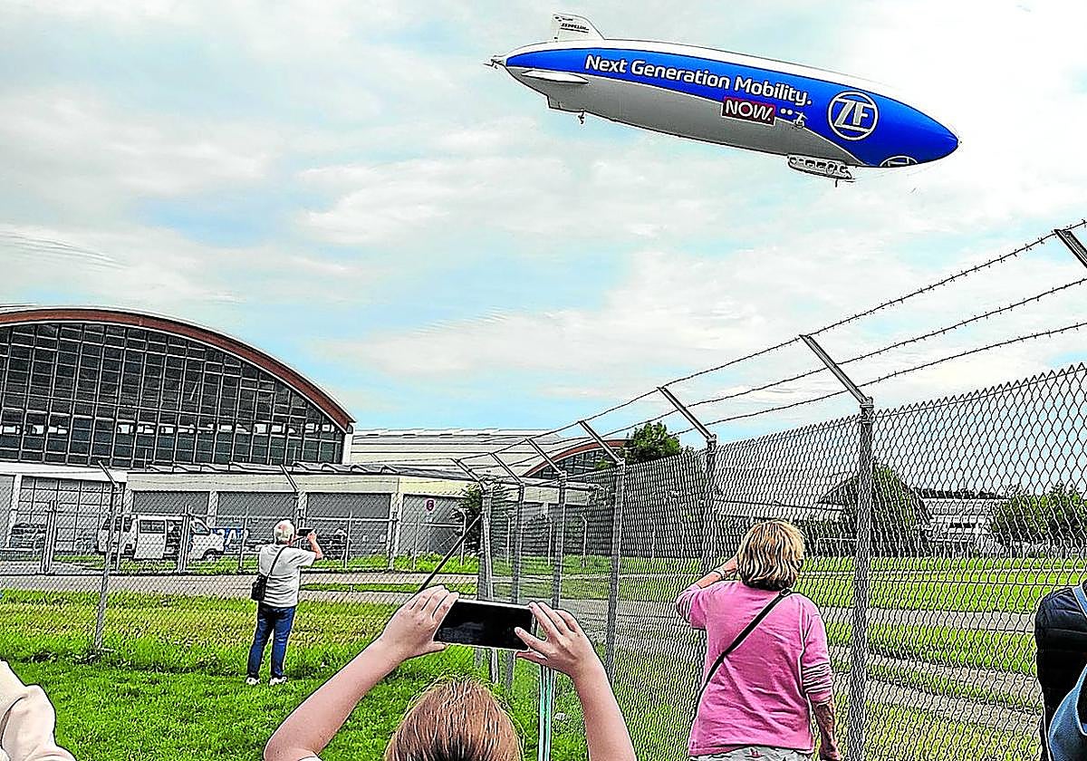 El Zeppelin Hangar, que cuenta con restaurante con terraza , permite ver el vuelo de los dirigibles.
