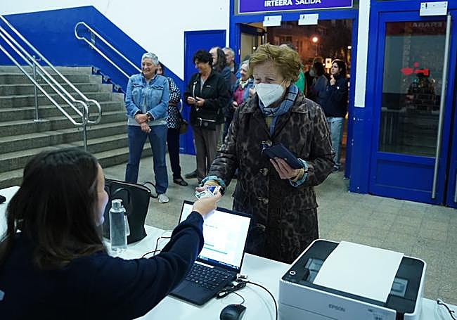 Gregoria, la primera en vacunarse.