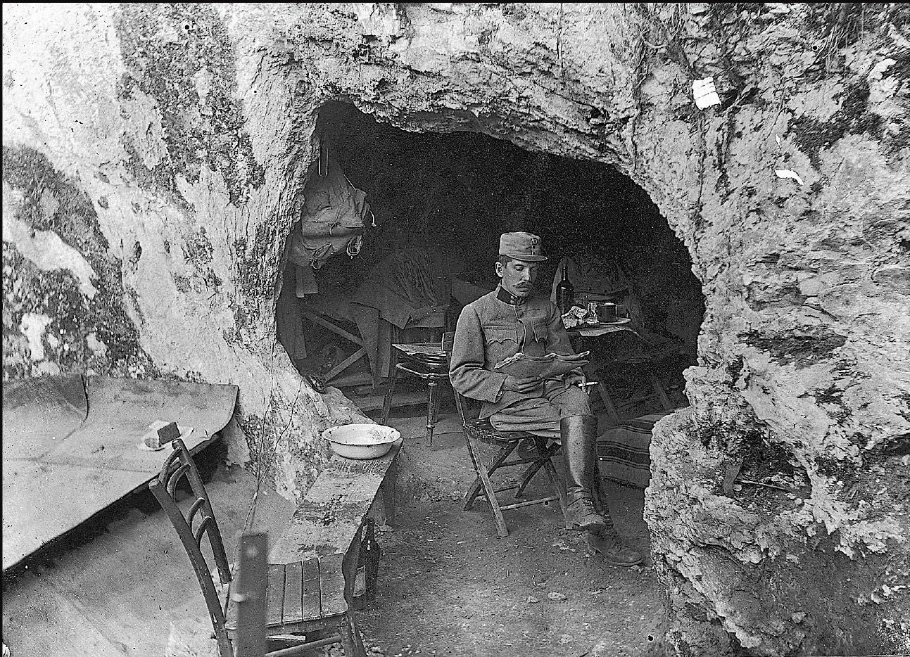 Soldado austrohúngaro en una cueva refugio.