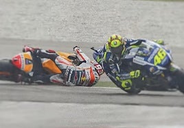 Salen a la luz imágenes inéditas de la patada de Rossi a Márquez: «Lo quería matar»