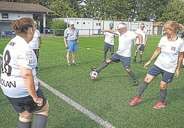 Miembros del Beti United Berango entrenan en el campo de Iturriaga.