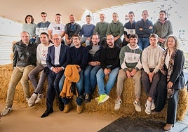 Los jóvenes agricultores junto al diputado general, Ramiro González, y la titular de Agricultura, Noemí Aguirre, en la plaza de la Provincia.