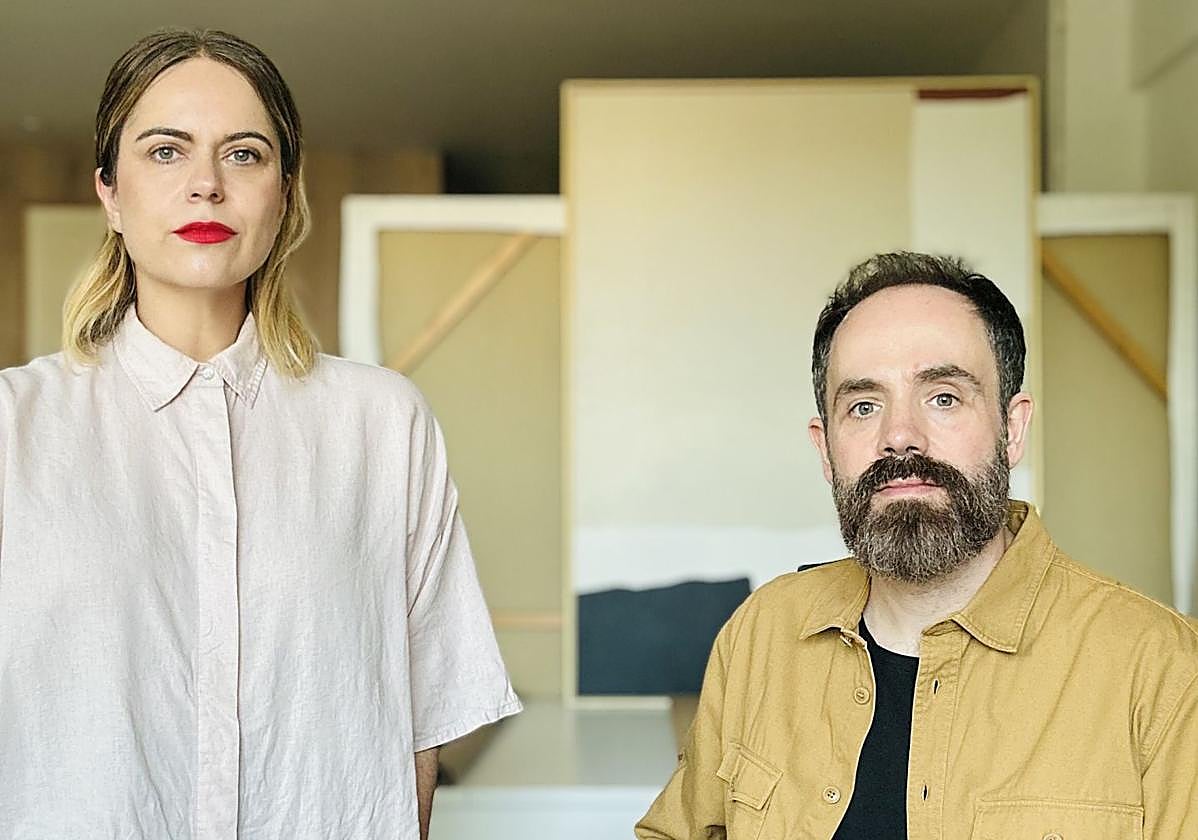 Leire y Haritz crean cuadros abstractos para las casas más elegantes de Bizkaia.