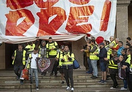 Salida del Ayuntamiento de los trabajadores de Maderas de Llodio que han protagonizado esta noche un encierro en el Consistorio.