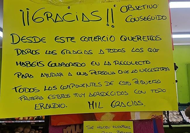 Después de cerrar la campaña de 'crowdfunding' han colocado un cartel en la frutería para dar las gracias a todas las personas que han participado.
