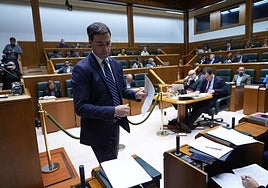 El lehendakari, Imanol Pradales, este viernes durante el pleno de control en el Parlamento vasco.