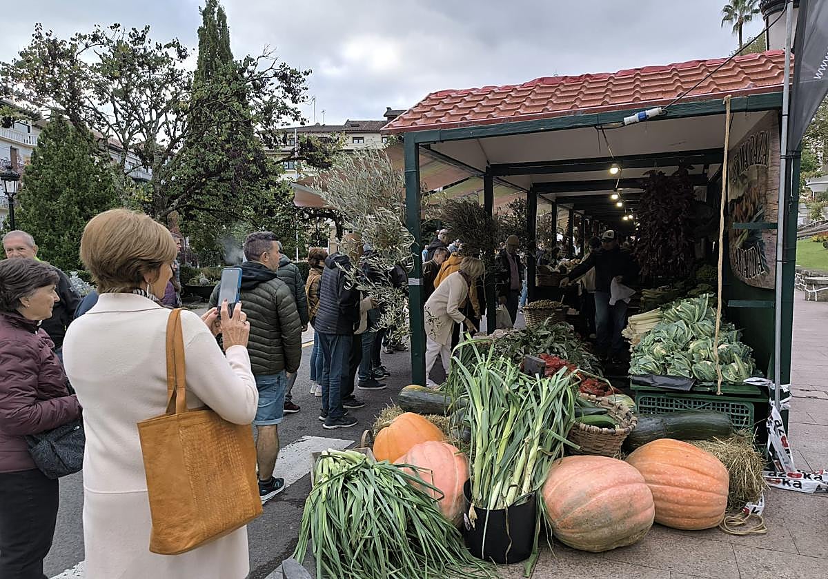 Momento en el que los puestos han abierto al público, a las 9 horas.