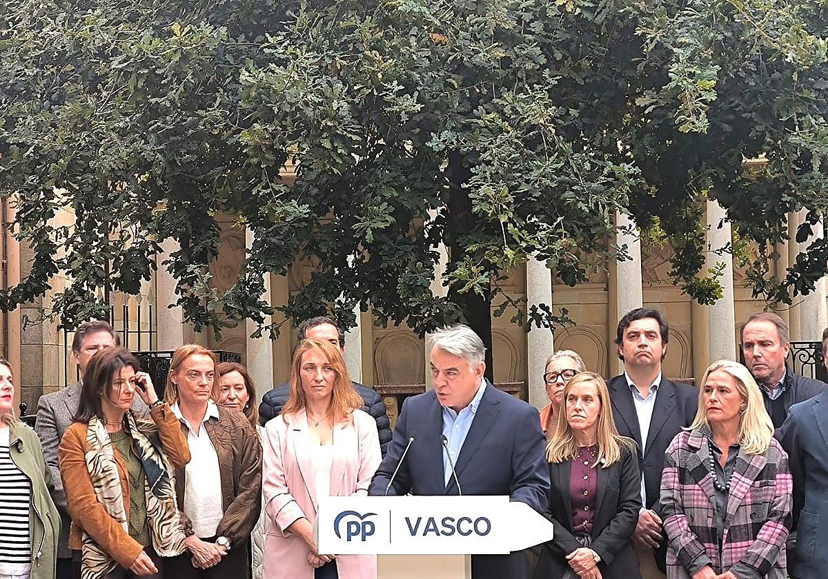 El presidente del PP vasco, Javier de Andrés, durante su intervención esta mañana en Gernika