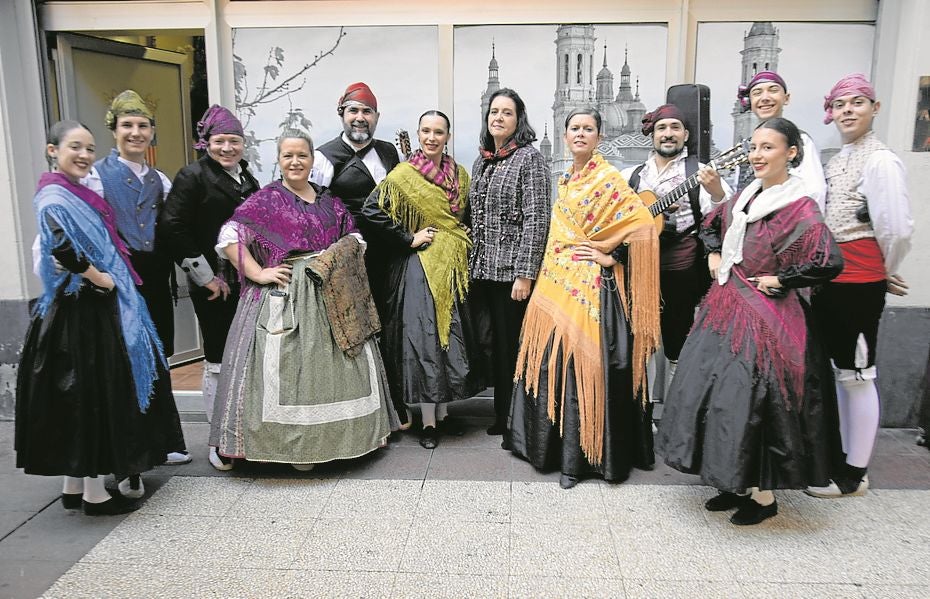 La presidenta, María Asun Lobera, posa junto a los y las integrantes del Ballet Baluarte Aragones.