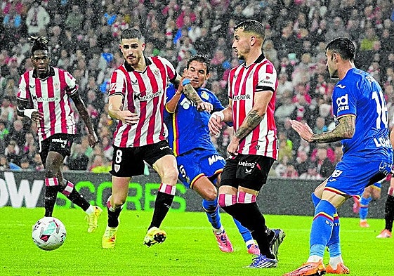 Sancet pugna por un balón con el jugador del Getafe Milla.