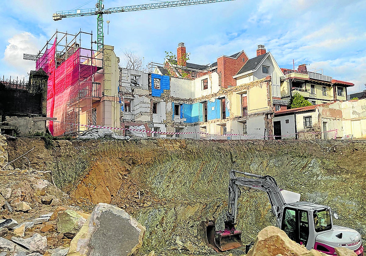 Vista de tres de las cuatro fachadas del palacete de 1845 que se debían mantener y que fueron derribadas.