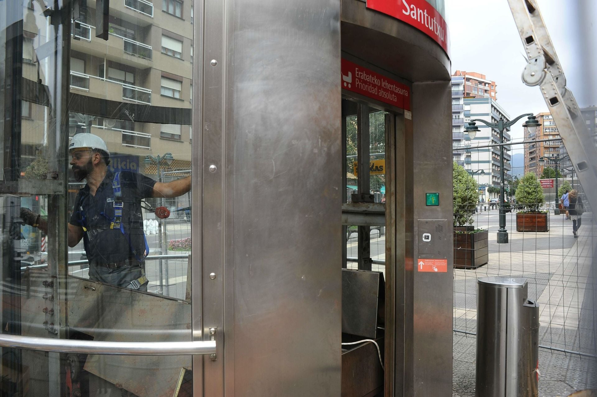 Imagen de archivo de un operario trabajando en el interior del ascensor.