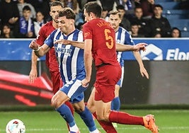 Boyé pugna por el balón ante la defensa del Valencia.