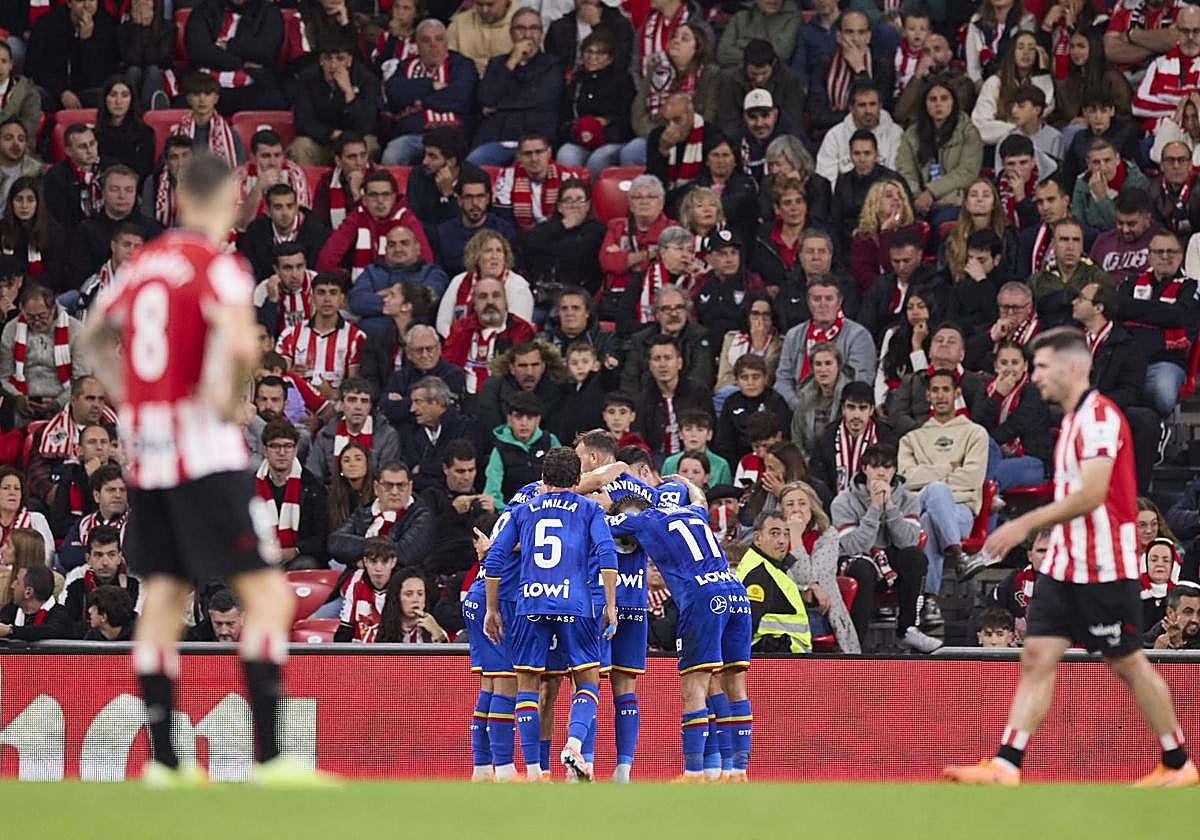 El Getafe celebra su diana.