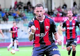 Álvaro Vázquez celebrando uno de sus dos tantos.