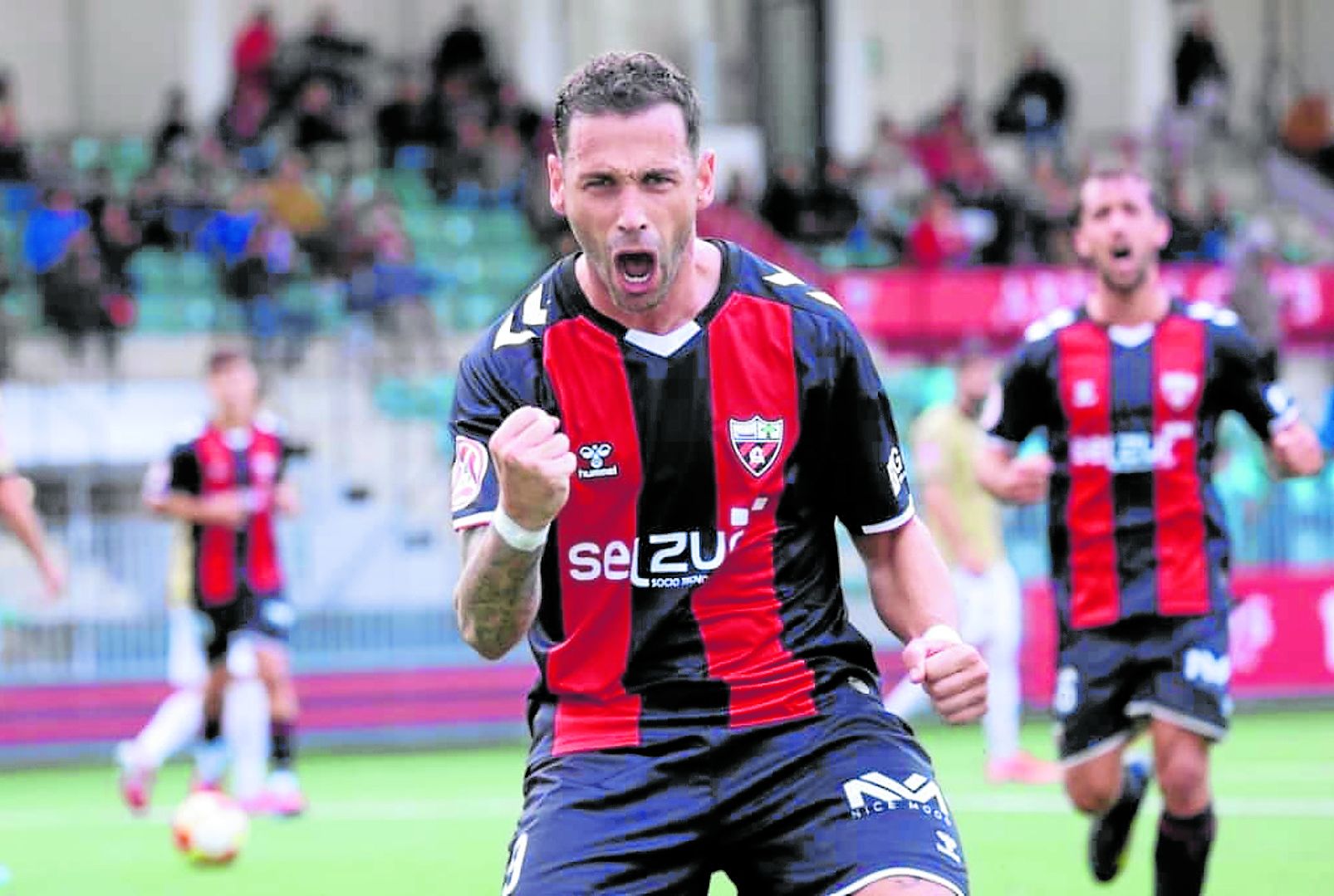 Álvaro Vázquez celebrando uno de sus dos tantos.