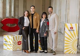 Los actores María Rodríguez Soto, Miki Esparbé y Asier Etxeandia junto a Judith Colell.