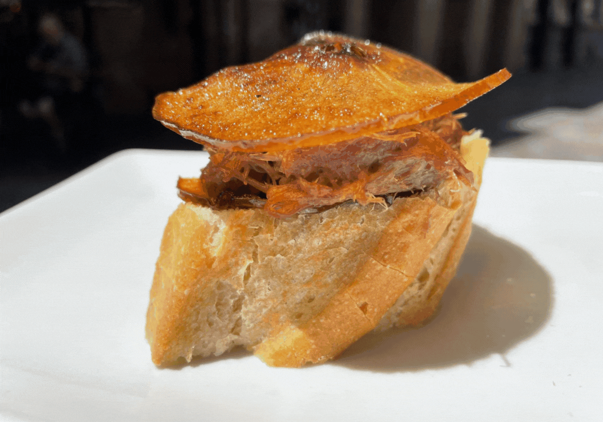 Ronda de pintxos por la calle Santa María, bastión del txikiteo