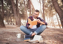 Gizon bat irakurtzen.