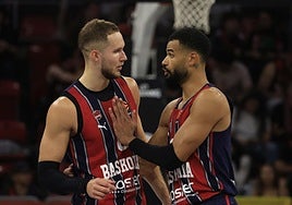 Luwawu-Cabarrot de una palmada de ánimo en el pecho a Sedekerskis.