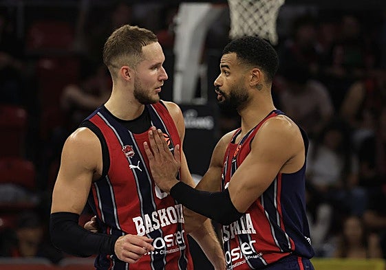 Luwawu-Cabarrot de una palmada de ánimo en el pecho a Sedekerskis.