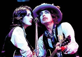 Joan Baez y Bob Dylan, con la cara pintada de blanco, en un concierto de la gira de 1975.