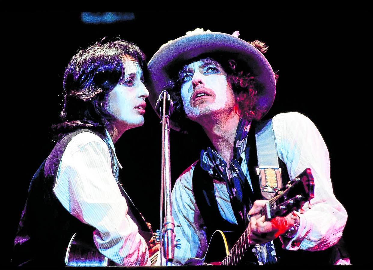 Joan Baez y Bob Dylan, con la cara pintada de blanco, en un concierto de la gira de 1975.