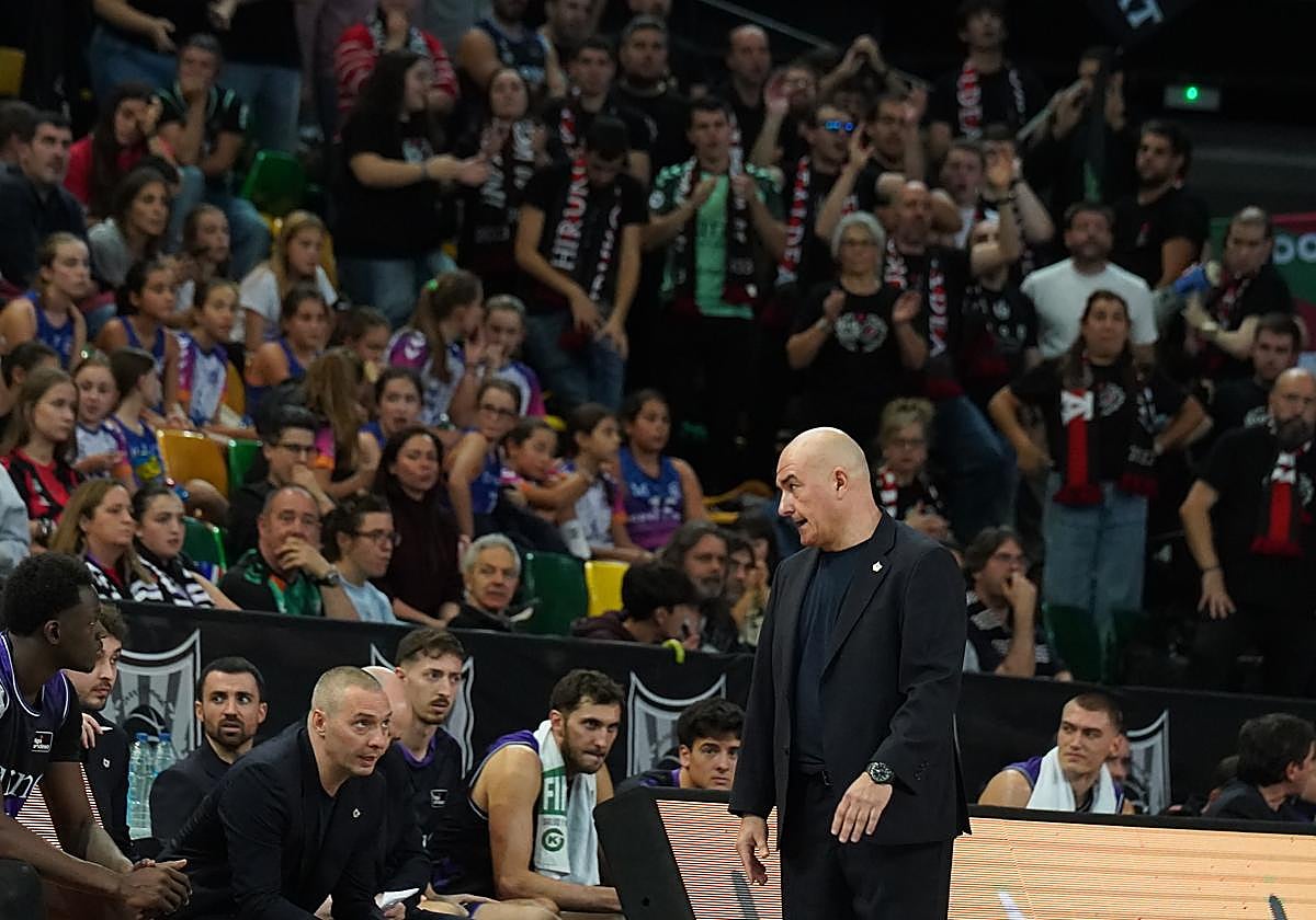 Jaume Ponsarnau habla con el banquillo durante el partido