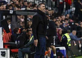 Coudet se dirige a sus jugadores durante el partido.