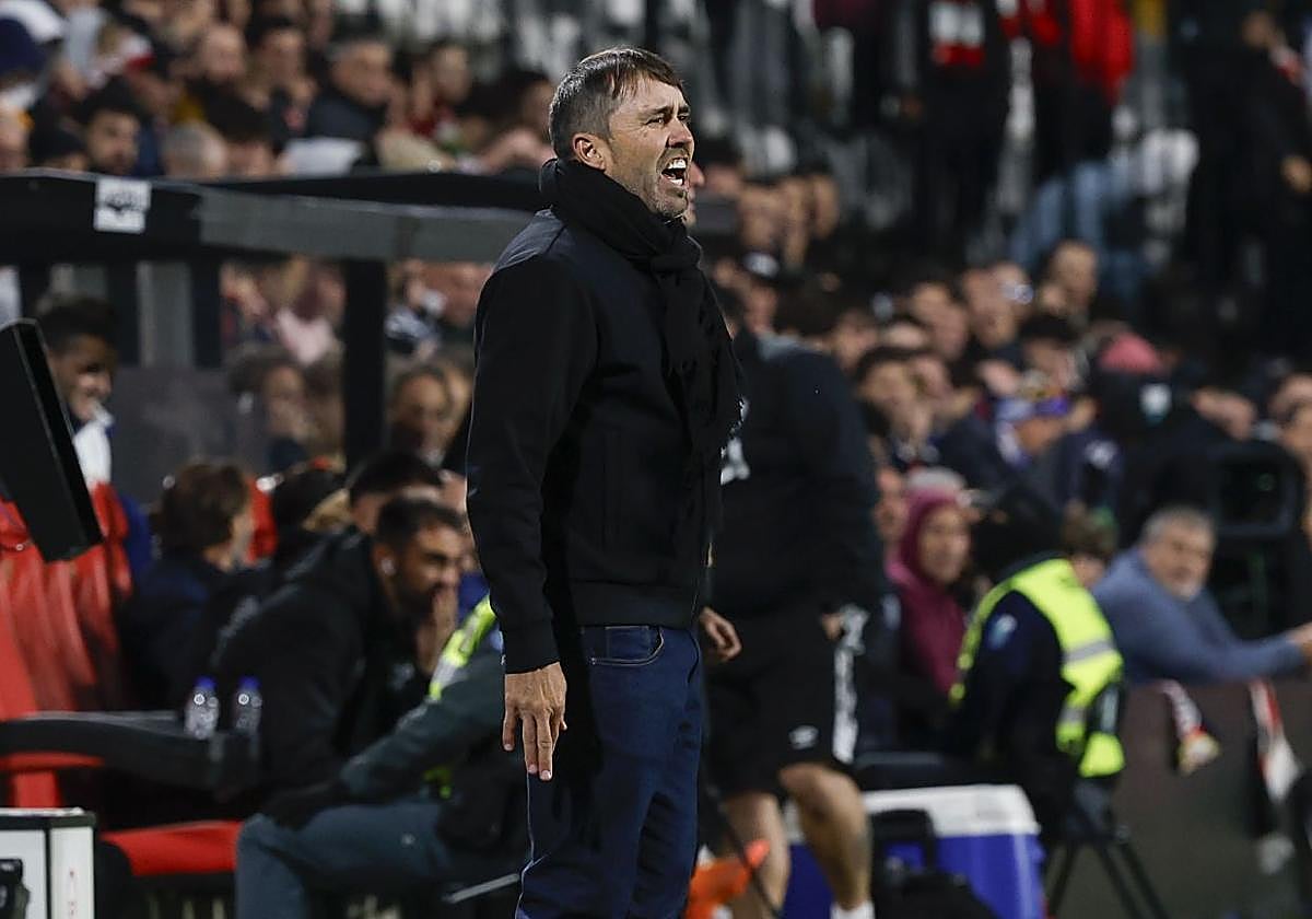 Coudet se dirige a sus jugadores durante el partido.