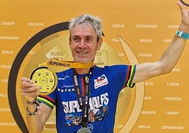 Martín Fiz muestra orgulloso la medalla tras conquistar la Media Maratón de Valencia.