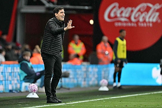 Iraola da instrucciones a sus futbolistas.