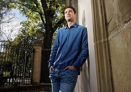 Díez Antxustegi, fotografiado el viernes en el Parlamento vasco, compagina su labor como portavoz con el área de Política Institucional y Migración en el EBB.