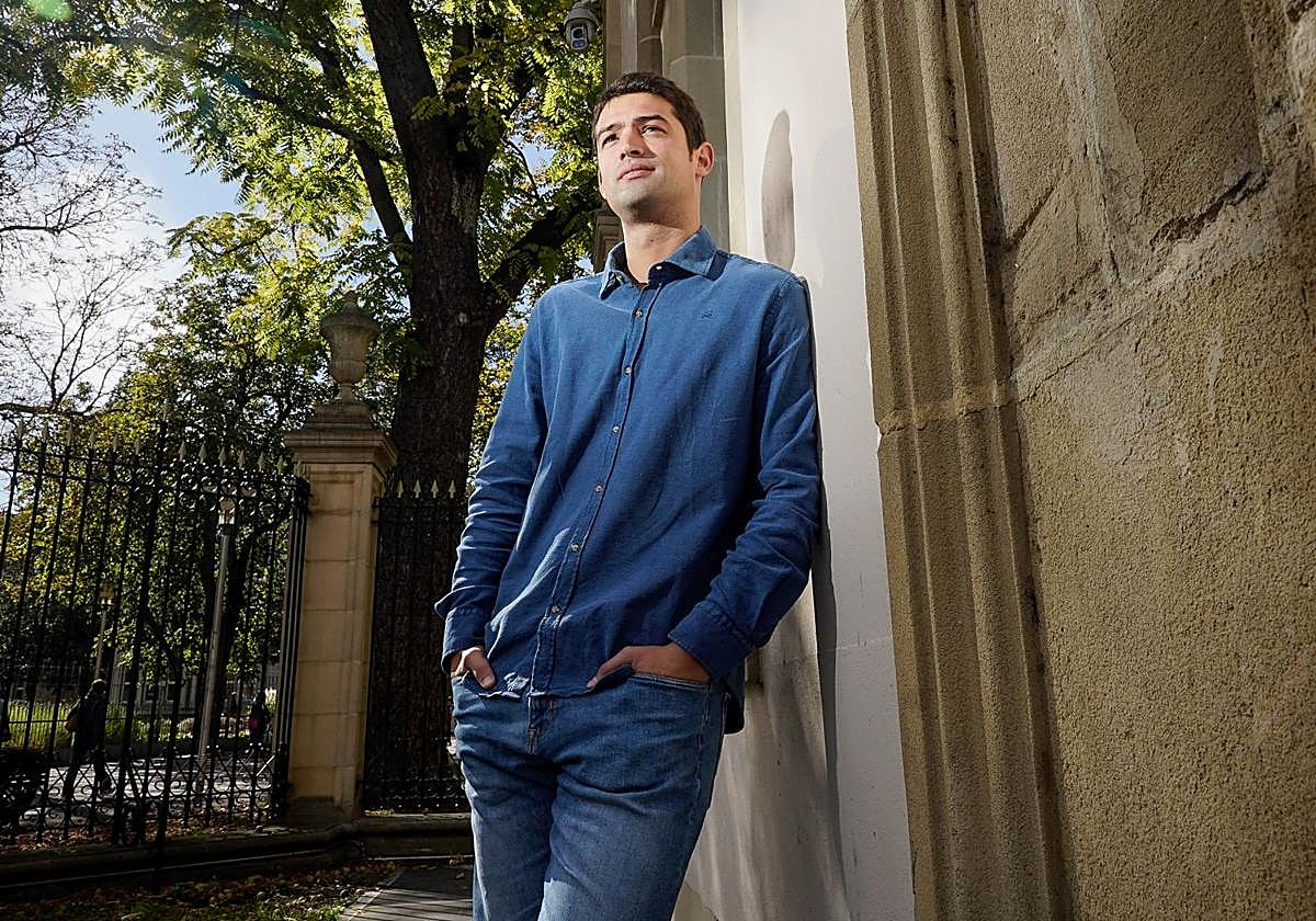 Díez Antxustegi, fotografiado el viernes en el Parlamento vasco, compagina su labor como portavoz con el área de Política Institucional y Migración en el EBB.