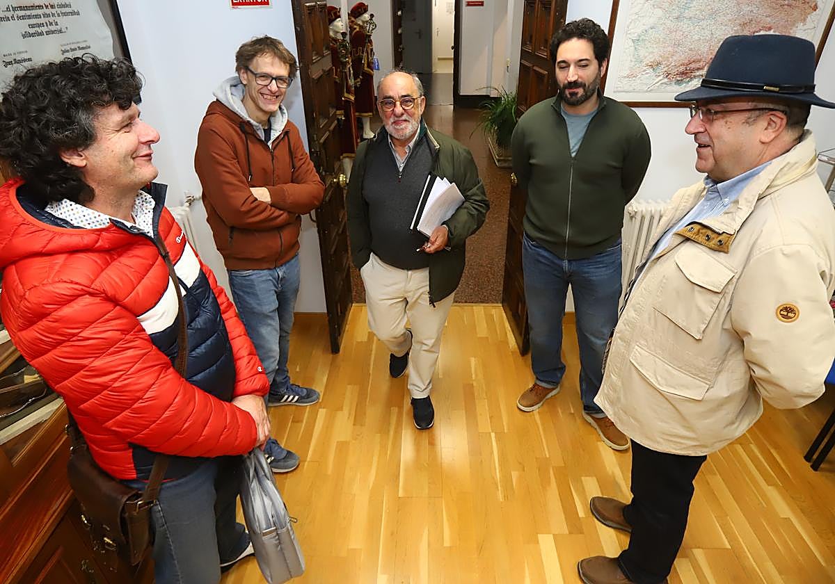 Miembros de varias agrupaciones se reunieron en el Ayuntamiento con el concejal de Patrimonio.