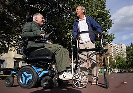 Juanjo Díez y Jaime Lafita se saludan cariñosamente en el parque de Botica Vieja, en el barrio bilbaíno de Deusto, donde les citamos para la sesión de fotos.