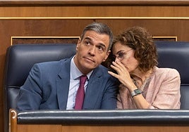 Pedro Sánchez y María Jesús Montero, en el Congreso de los Diputados.