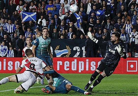 Yusi forcejea con Alemao para evitar que el delantero del Rayo remate cómodo.