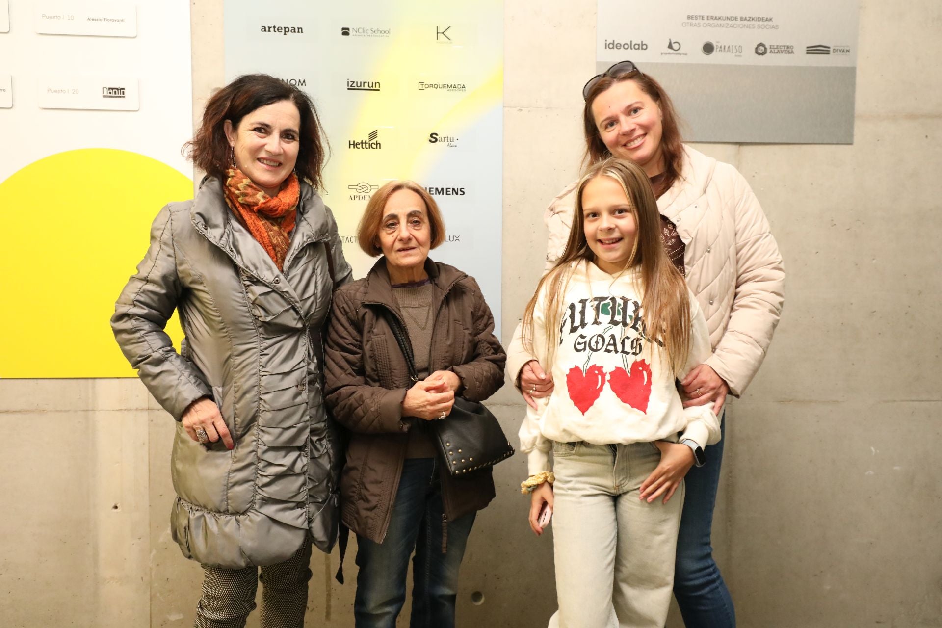 Rebeca Hernando, Rosa María Molinero, Cristina Novikova y Sandra Novikova.