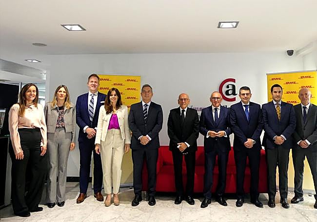 Directivos de DHL Express y representantes institucionales en el acto conmemorativo.