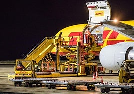 Operarios cargan mercancías en un avión de la compañía en Foronda.