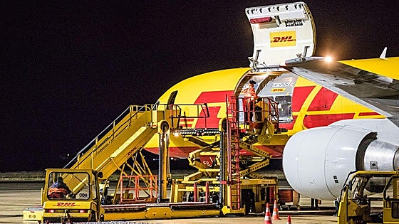 DHL sopla 30 velas en el aeropuerto de Vitoria en plena expansión para sumar un hangar en 2027