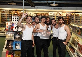Los miembros de la M.O.D.A. durante la reciente firma de su nuevo disco 'San Felices', en la Fnac de Bilbao.