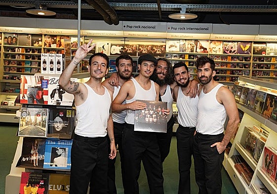 Los miembros de la M.O.D.A. durante la reciente firma de su nuevo disco 'San Felices', en la Fnac de Bilbao.