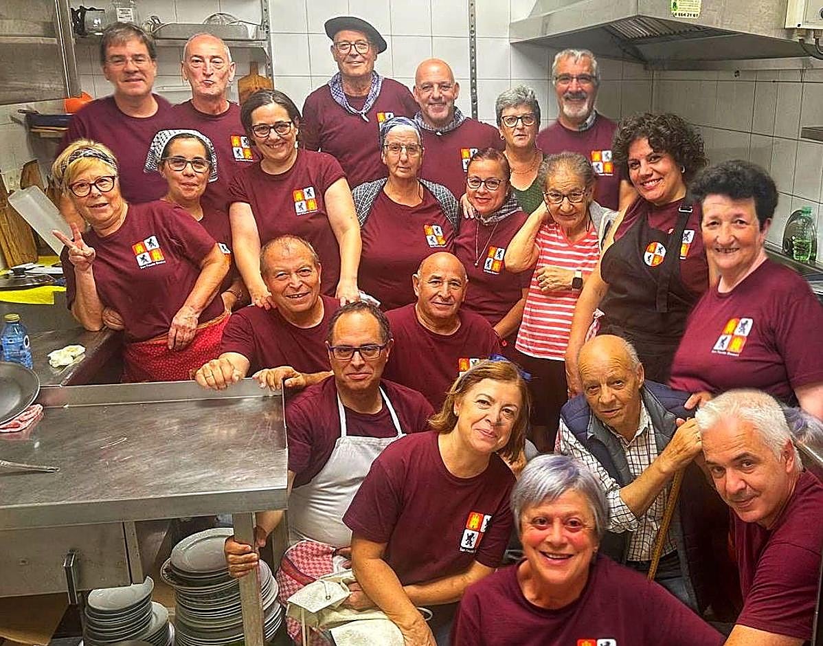 Foto de los voluntarios cocinando para la txosna en fiestas.