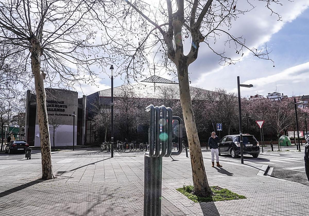 El entorno del monolito del 3 de Marzo, con las baldosas que son vestigios de la tragedia.