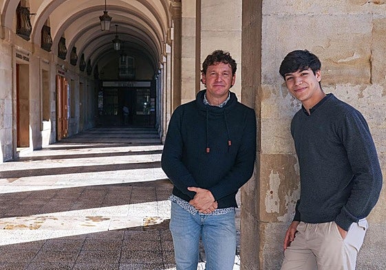El director Luis Orduña y el violonchelista Álvaro Lozano antes de la actuación en el Palacio Europa.